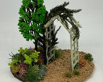 Dolls House Miniatures - 1/24th / 1:24th / Half Inch Scale Archway Garden Scene