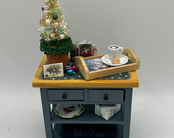 DOLLS HOUSE MINIATURES - 1/12th scale (1 inch) Christmas side table