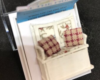 Dolls House Miniatures - Hand Painted Pretty 1/48th (1/4inch) quarter-scale Settle Seat