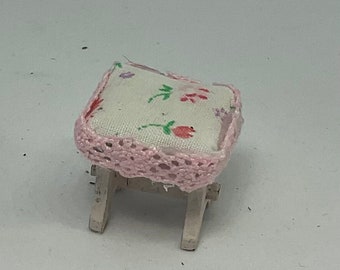 Dolls House Miniatures - 1/24th/ 1:24th / Half Inch Scale Stool