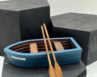 DOLLS HOUSE MINIATURES -   1/24th / 1:24th / Half Inch Scale  - Boat x 1