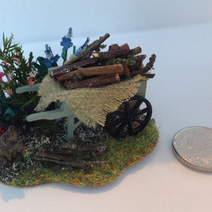 Miniatury domków dla lalek (skala 1/48 - 1:48 - 1/4" - ćwierć cala) Malowane ręcznie, ładne - scena z wózkiem ogrodowym