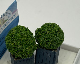 Dolls House Miniatures ( 1/48th - 1:48th - 1/4" - Quarter Inch Scale )   Topiary box balls in planter