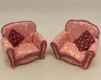 Dolls House Miniatures 1/24th / 1:24th / Half Inch Scale -  Pair of armchairs