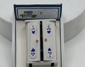 Dolls House 1/48th / 1:48 /Quarter Scale - wardrobe