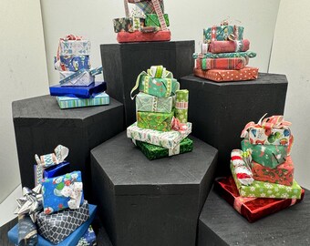 DOLLS HOUSE MINIATURES - 1/12th scale (1 inch) stack of Christmas Presents (6 options)