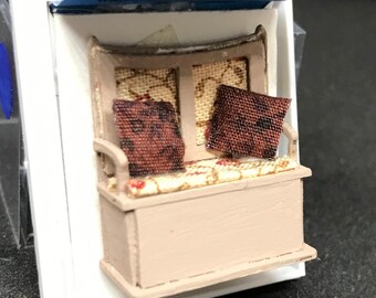 Dolls House Miniatures - Hand Painted Pretty 1/48th (1/4inch) quarter-scale Settle Seat