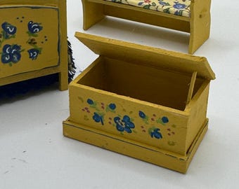 DOLLS HOUSE MINIATURES -   1/24th / 1:24th / Half Inch Scale  - blanket box