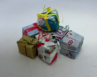 Dolls House Miniatures - Present x5