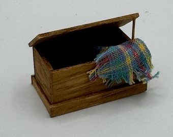 DOLLS HOUSE MINIATURES -   1/24th / 1:24th / Half Inch Scale  - blanket box
