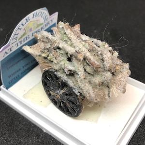 Miniatury domków dla lalek (skala 1/48 - 1:48 - 1/4" - ćwierć cala) Luksusowy wózek na drewno w zimowej odsłonie -