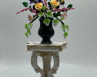 Dolls House Miniatures - 1/12th Ornate Side Pedestal Table with flowers (2 colours)