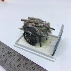 Miniatury domków dla lalek (skala 1/48 - 1:48 - 1/4" - ćwierć cala) Luksusowy wózek na drewno w zimowej odsłonie
