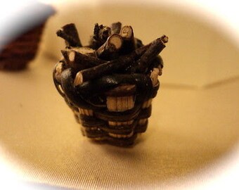 Dolls House Minaitures - 1/24th / 1:24th / Half Inch Scale handmade Log Basket