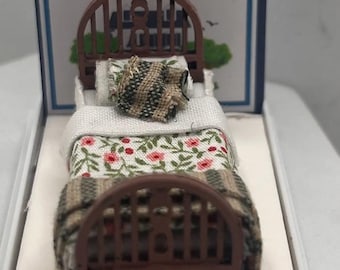 Dolls House Miniatures ( 1/48th - 1:48 - 1/4" - Quarter Inch Scale ) - Single Bed - Bella