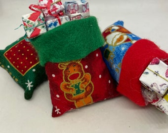 Dolls House Miniatures - 1/12th Christmas gift sack x1