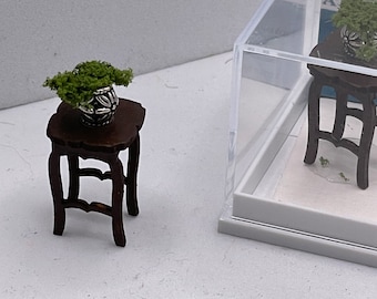 Dolls House 1/48th / 1:48 /Quarter Scale - Table with plant