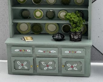 Dolls House 1/48th / 1:48 /Quarter Scale - dresser / hutch