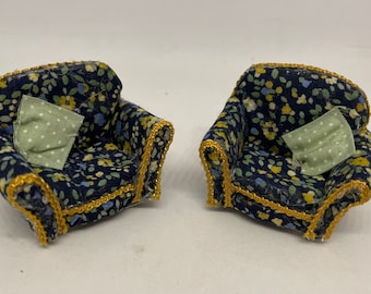 Dolls House Miniatures 1/24th / 1:24th / Half Inch Scale -  Pair of armchairs