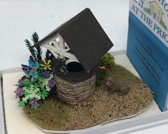 Dolls House Miniatures ( 1/48th - 1:48th - 1/4" - Quarter Inch Scale ) - Hand Made Garden Wishing Well Scene