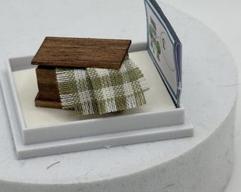 Dolls House 1/48th / 1:48 /Quarter Scale - blanket box