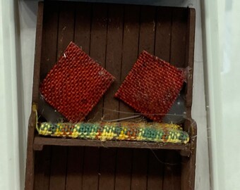 Dolls House Miniatures - Hand Painted Pretty 1/48th (1/4inch) quarter-scale Settle Seat