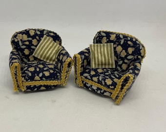 Dolls House Miniatures 1/24th / 1:24th / Half Inch Scale -  Pair of armchairs