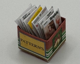 DOLLS HOUSE MINIATURES - Christmas patterns box x1
