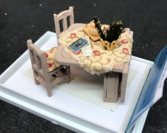 Dolls House 1/48th - table & chairs  -