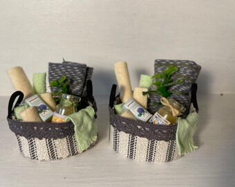 DOLLS HOUSE MINIATURES - Bathroom Basket x 1