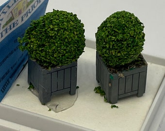 Dolls House Miniatures ( 1/48th - 1:48th - 1/4" - Quarter Inch Scale )   Topiary box balls in planter
