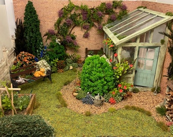 Dolls House Miniatures - 1/24th/ 1:24th / Half Inch Scale Garden Scene