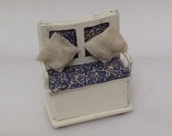 Dolls House Miniatures - Hand Painted Pretty 1/48th (1/4inch) quarter-scale Settle Seat