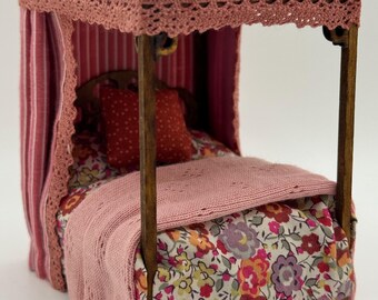 DOLLS HOUSE MINIATURES -   1/24th / 1:24th / Half Inch Scale  - four poster bed