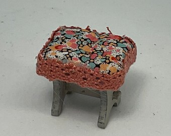 Dolls House Miniatures - 1/24th/ 1:24th / Half Inch Scale Stool