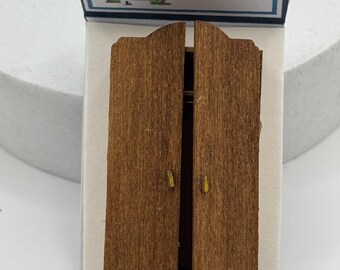 Dolls House 1/48th / 1:48 /Quarter Scale - wardrobe