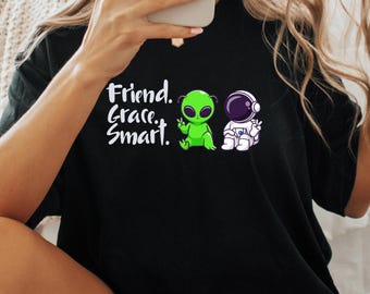 Minimalistyczna koszulka z astronautą i kosmitą: Kosmiczna koszulka przyjaźni