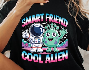 Interstellaire vriendschap: ruimte-T-shirt, lijntekeningen astronaut en buitenaardse wezens, op scifi geïnspireerd ontwerp