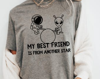 Interstellaire vriendschap: ruimte-T-shirt, lijntekeningen astronaut en buitenaardse wezens, op scifi geïnspireerd ontwerp