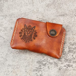 Tarjetero de cuero personalizado con grabado de gato y ciervo. Billetera plegable. Cartera de cuero curtido vegetal hecha a mano. Regalo para hombre o mujer.