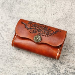Tarjetero de cuero con diseño floral de enredadera hecho a mano, tarjetero rústico de cuero curtido vegetal, regalo hecho a mano para ella.