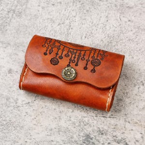 Tarjetero de piel estilo bohemio para mujer: cartera de piel flor con grabado personalizado, un regalo ideal.