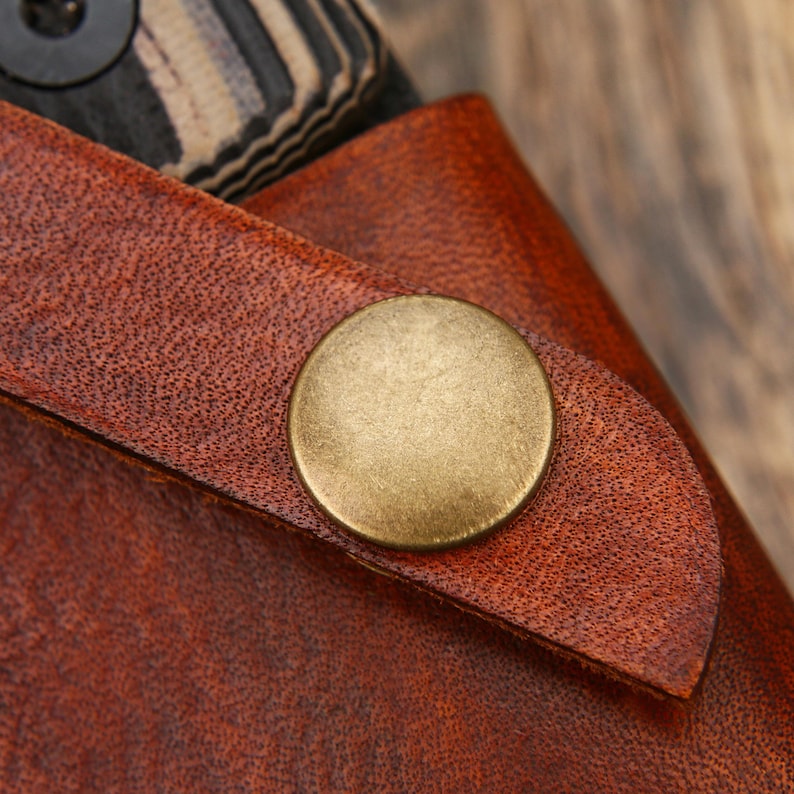 Puede incluir: Un conjunto de tres jarrones de cer&aacute;mica de diferentes alturas y formas. Los jarrones est&aacute;n esmaltados en un acabado blanco mate, ofreciendo una est&eacute;tica minimalista. El jarr&oacute;n m&aacute;s alto mide aproximadamente 25 cm de alto.