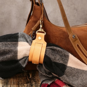 Veg-Tan Leather Glove/Scarf Holder – Swivel Clasp, D-Ring Strap Clip, Quick Release | Belt Loop & Tool Pouch Clip | Yoga Mat/Beach Towel