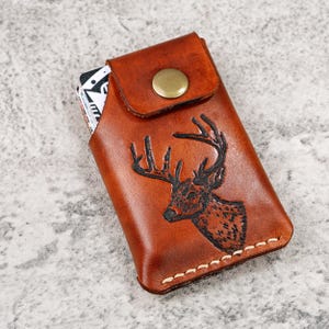 Tarjetero de cuero hecho a mano con grabado de cabeza de ciervo. Cartera minimalista y fina para hombre. Regalo rústico para cazadores y amantes de la naturaleza.