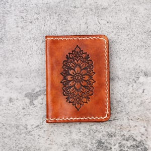 Cartera de piel con diseño floral para mujer – Tarjetero fino cosido a mano – Cartera de piel con relieve botánico – Idea de regalo minimalista con RFID