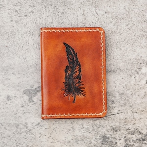 Cartera de cuero hecha a mano con diseño de plumas: tarjetero minimalista, regalo personalizado para escritores, artistas y amantes de la naturaleza.
