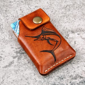 Tarjetero de cuero personalizado con grabado de pez marlín. Cartera EDC fina hecha a mano para hombre. Cartera rústica de cuero de plena flor.