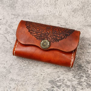 Tarjetero de piel curtida vegetal con grabado paisley, tarjetero para tarjetas de crédito y de visita, billetera fina hecha a mano, regalo rústico para ella.