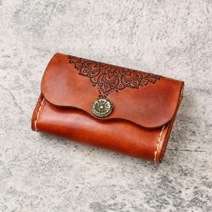 Tarjetero de cuero personalizado para mujer, cartera bohemia con diseño de mandala floral, tarjetero de cuero genuino hecho a mano, regalo para ella